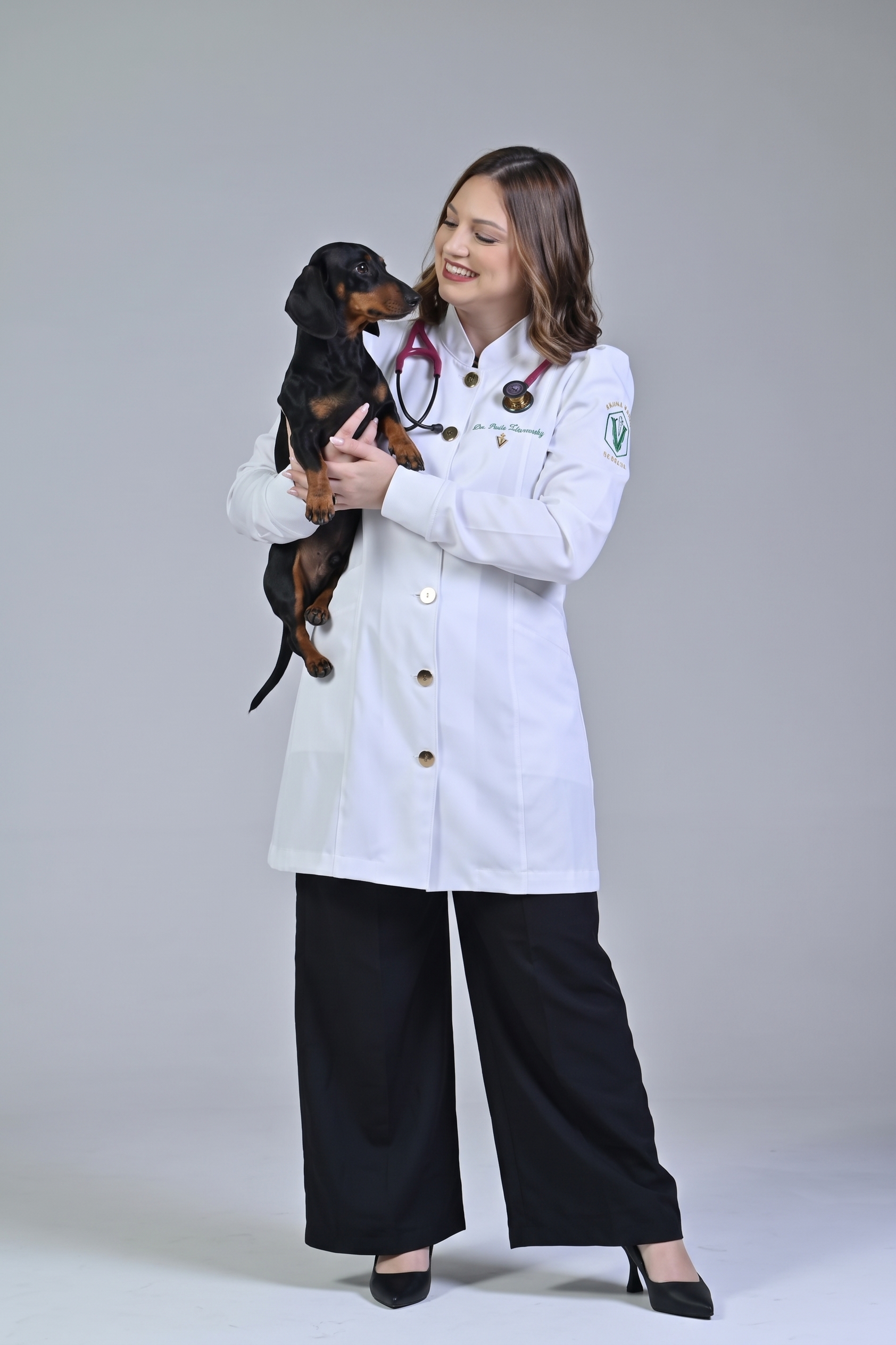 Dra. Paula Zdanowsky segurando um cão dachshund